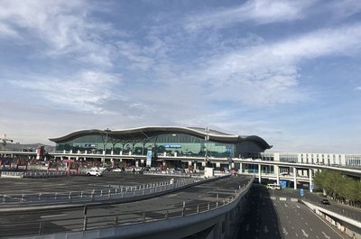 旅客在国际机场使用自助托运机