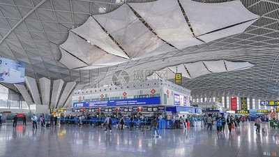 昆明机场大巴驶出机场，行驶在绿树环绕的道路上