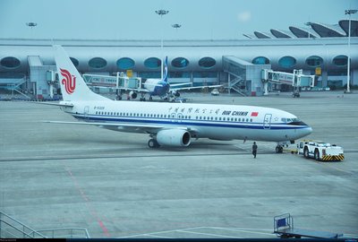 浦东机场大巴在晨曦中缓缓驶出，开启一天的旅程