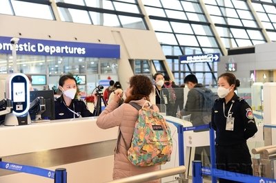 机场特警在航站楼内疾驰追捕嫌疑人