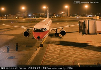 长水机场大巴停靠站台，旅客正有序排队上车