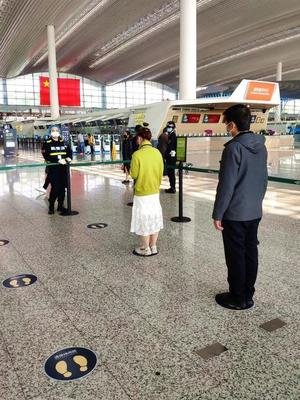 乘客在巴士上欣赏夜景的温馨瞬间