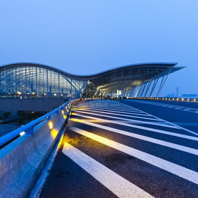 机场特警在跑道巡逻保卫机场安全