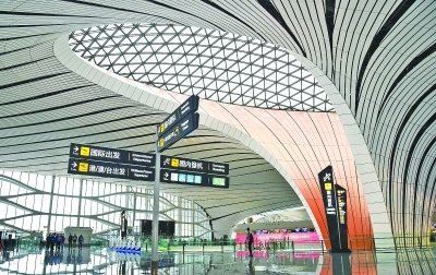 张振朗与团队进行战术演练的紧张瞬间