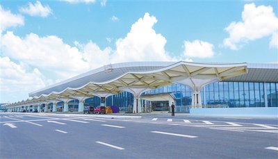 西安机场大巴候车区，旅客正在有序排队等候