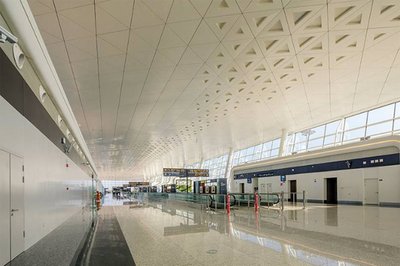 旅客排队乘坐长水机场大巴