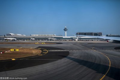 机场工作人员为乘客贴行李标签