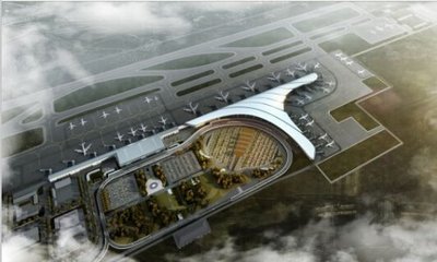 三亚机场信息咨询中心工作人员为旅客提供帮助
