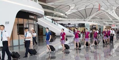 白云机场大巴穿梭于城市之间，为旅客提供便捷的出行服务