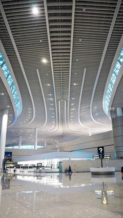 智能手机上操作兴东机场停车场预订应用界面
