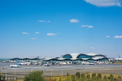 旅客在长水机场停车场等候摆渡车