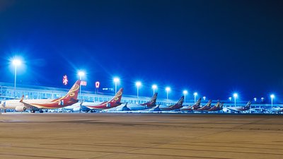 人们在国际会议中用英语积极交流