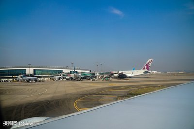 旅客利用手机App选择高效出行路线