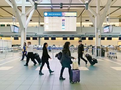 新郑机场停车场车辆排列整齐，展现高效运作