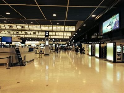 机场特警巡逻现场展现高度协作与专业素养