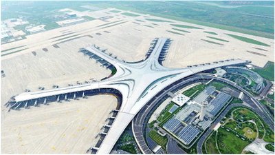 机场候机大厅繁忙的旅客与指示牌