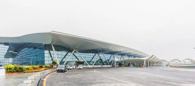白云机场大巴乘车站台与顺德方向指示牌