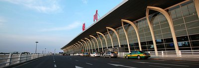 旅客在机场信息台咨询工作人员