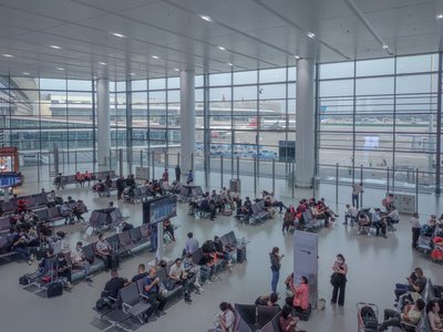 航空旅客利用智能设备办理行李手续