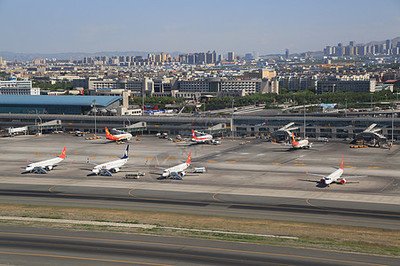 双流机场急救团队在现场协助旅客