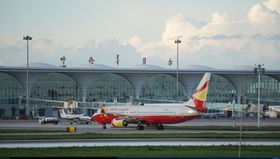 上海浦东国际机场服务台前的旅客使用热线咨询
