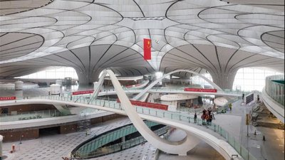 客服人员专注接听旅客电话，守护每段旅途安全