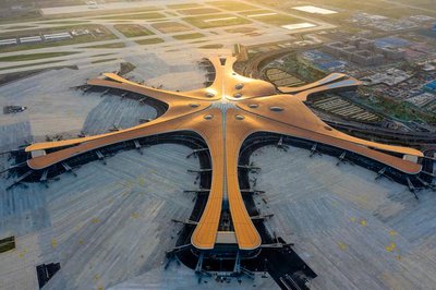 龙洞堡机场外观及航班咨询服务台