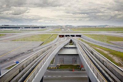 一架战斗机从军用机场起飞，展现了强大的空中防御能力和战略投送能力。